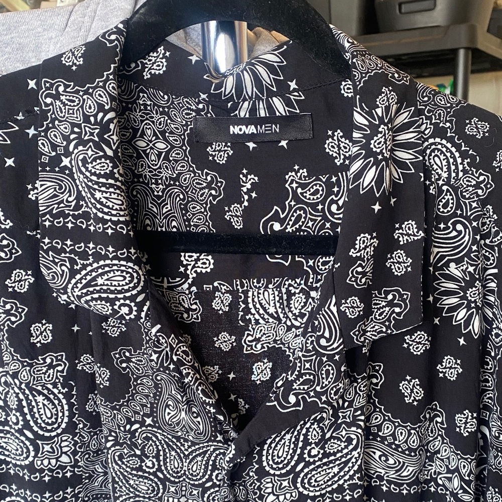 Fashion Nova Men Black and White Paisley Button Down Shirt